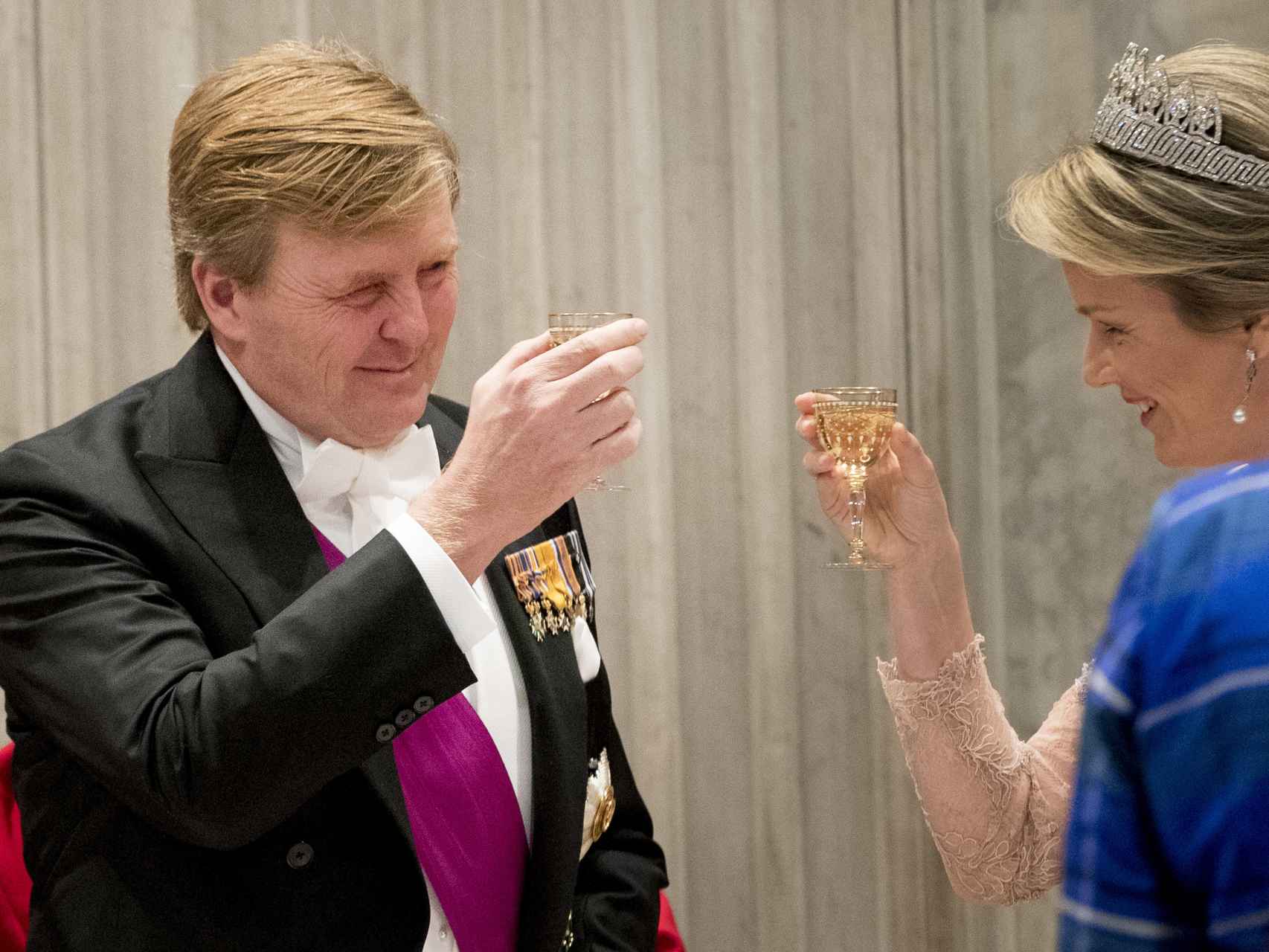 Guillermo de los Países Bajos brinda con Matilde de Bélgica durante una cena de gala.