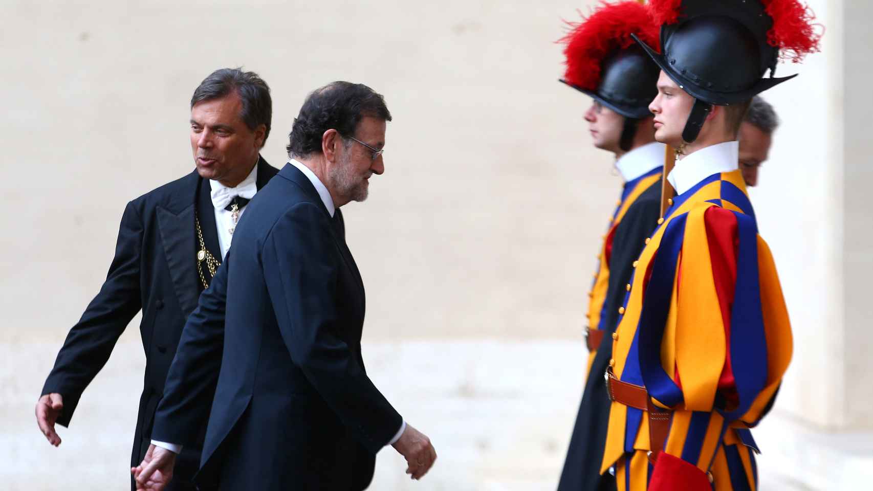Rajoy se dirige a la audiencia con el Papa en el Vaticano