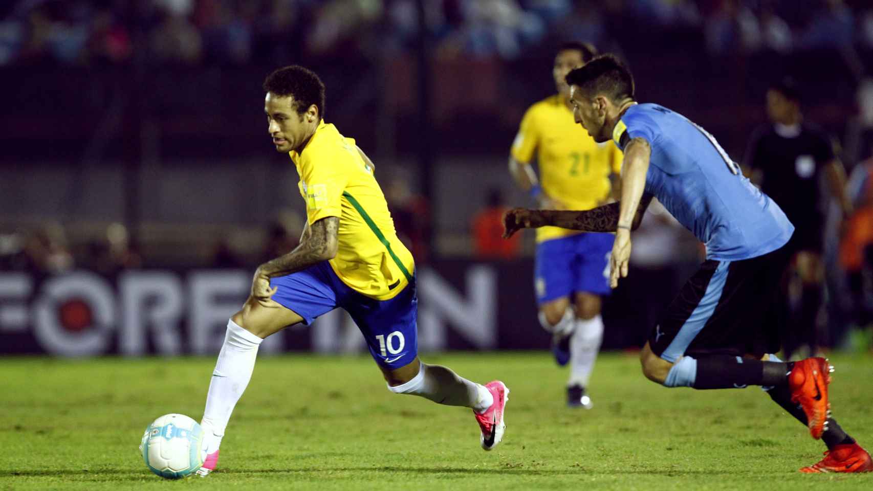 Neymar se escapa del uruguayo Matias Vecino durante el Uruguay-Brasil.