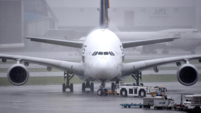 Hoy los aviones son capaces de despegar y aterrizar con niebla sin comprometer la seguridad del vuelo.