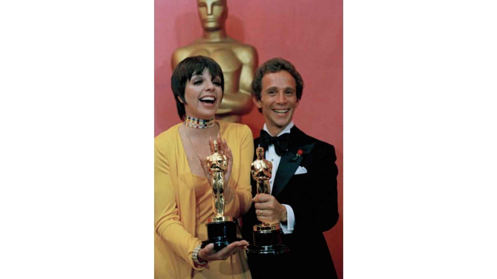 Liza Minnelli y Joel Grey, en 1973, con sus Oscar por Cabaret.