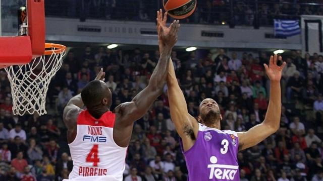 Anthony Randolph disputa el balón a Young.