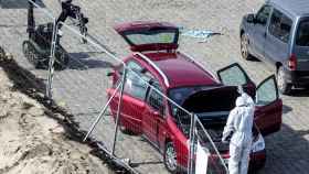 Un experto forense examina el coche que se lanzó contra los peatones en Amberes