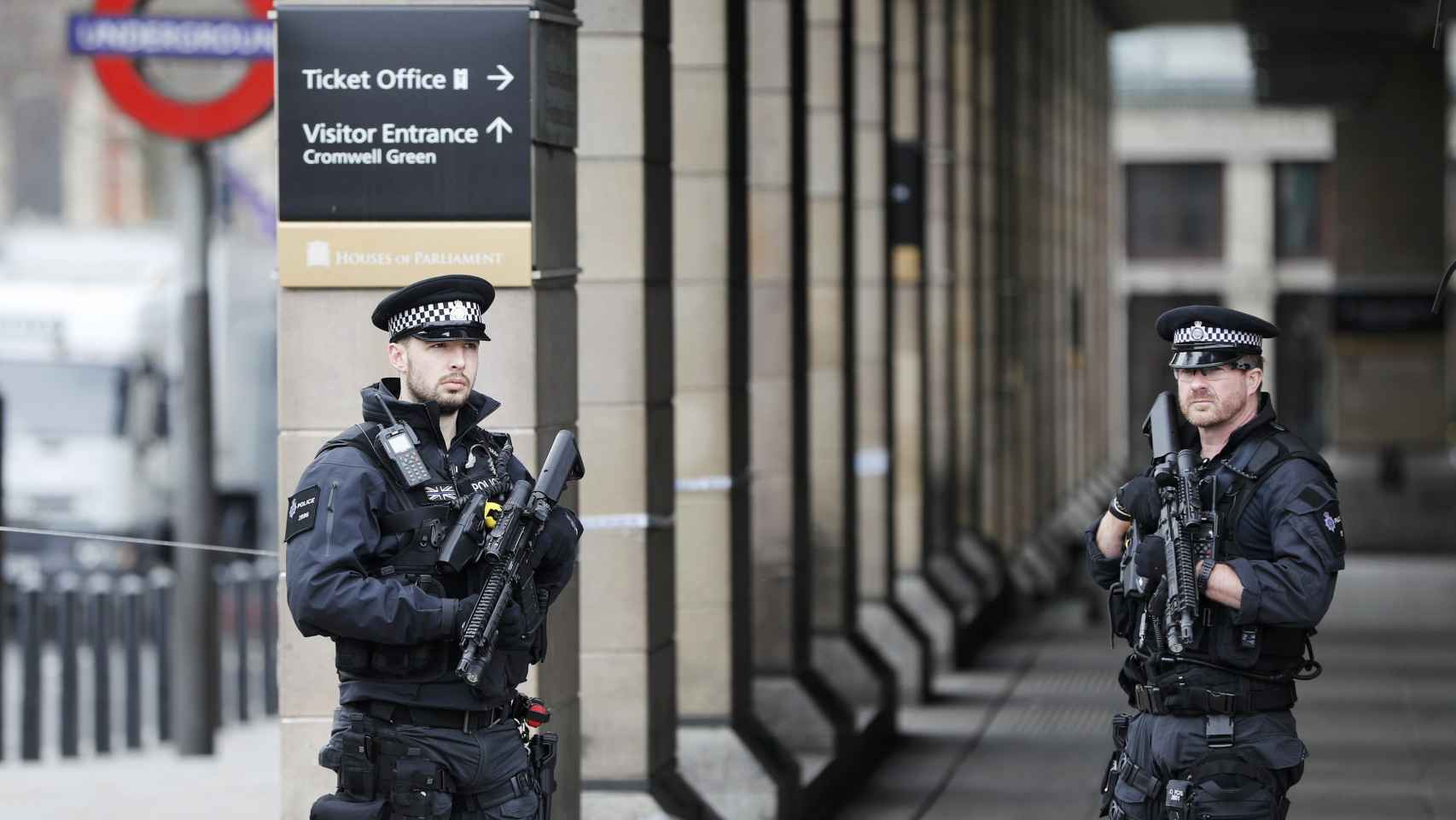Policías armados custodian la parada de metro de Westminster.