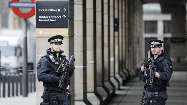 Policías armados custodian la parada de metro de Westminster