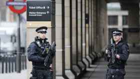 Policías armados custodian la parada de metro de Westminster