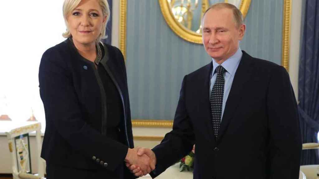 Marine Le Pen en su reunión con el presidente ruso, Vladimir Putin.