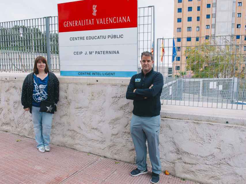 Pedro Lozano y Paola Orenes, dos padres de escolares de Calpe que quieren poder elegir la lengua vehicular con la que estudiarán sus hijos.