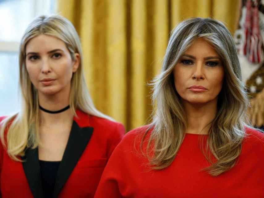 A la izquiera, Ivanka Trump, hijastra; a la derecha, Melania.