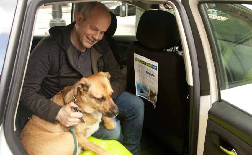 Rixar García, promotor de la iniciativa, en el taxi con su perro