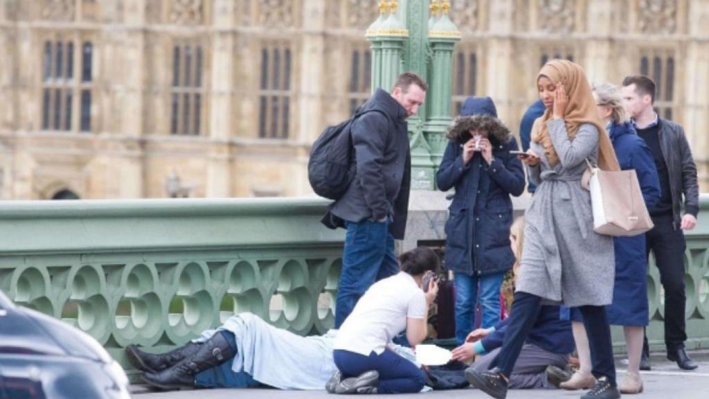 La foto tras el ataque de Westminster que ha sido utilizada contra la joven con pañuelo