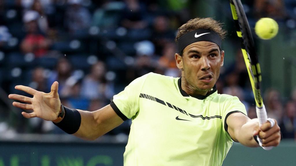 Nadal, voleando ante Sela en Miami.