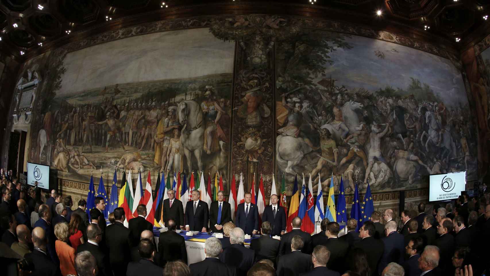 Los líderes de los 27 escuchan de pie el himno europeo durante la cumbre de Roma