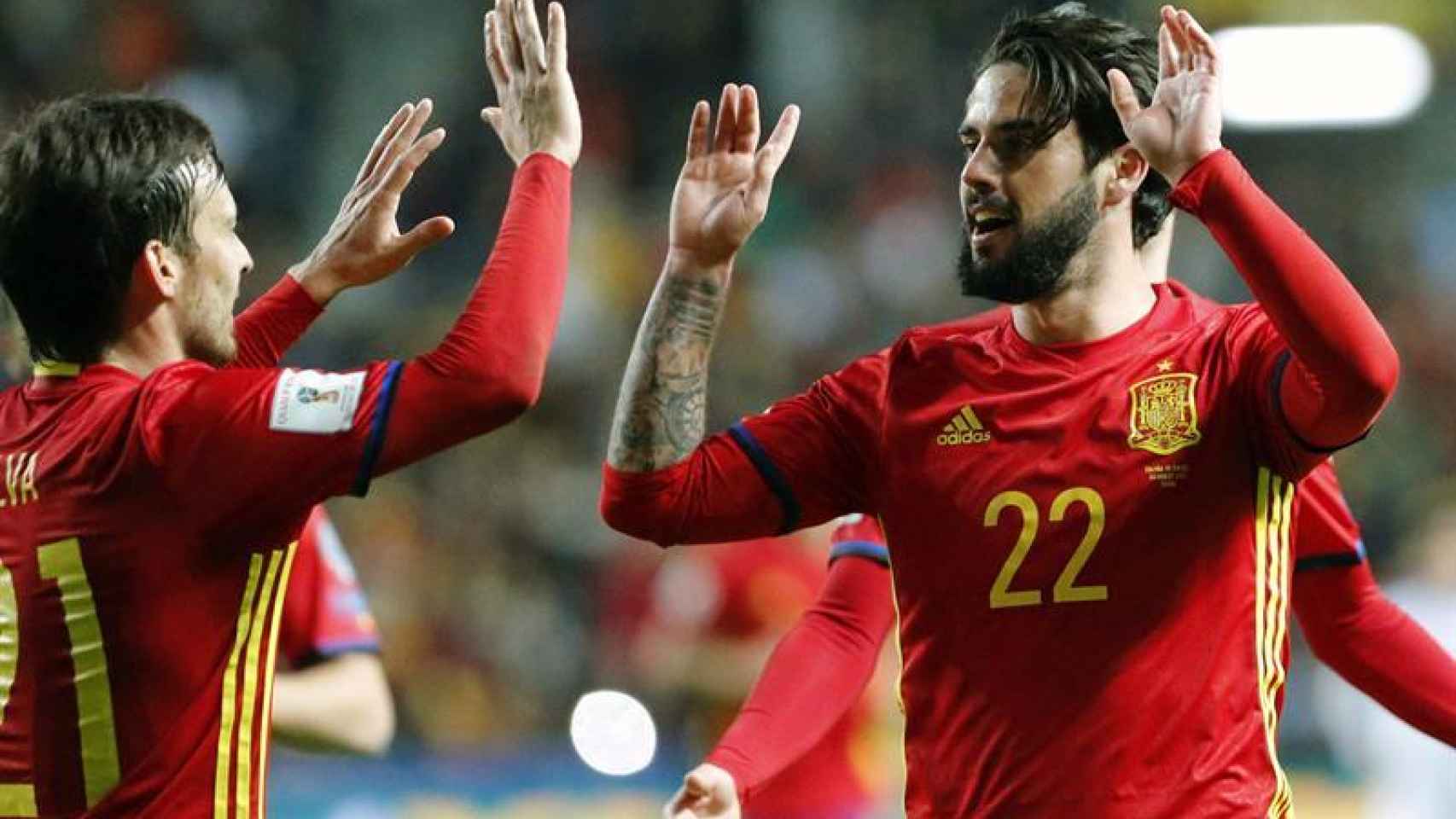 Isco celebra su gol con España en el Molinón.