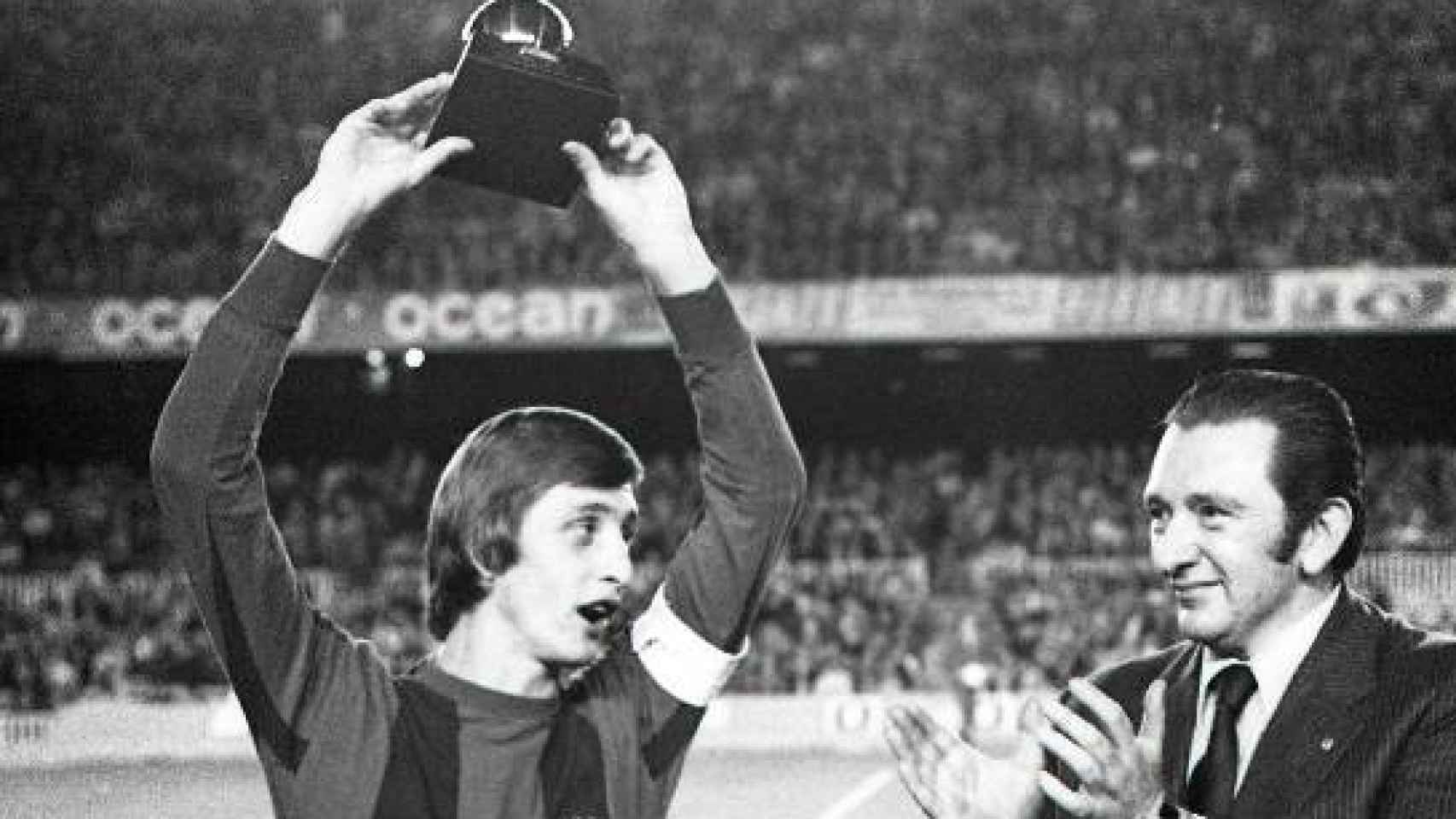 Johan Cruyff muestra un Balón de Oro en el Camp Nou.