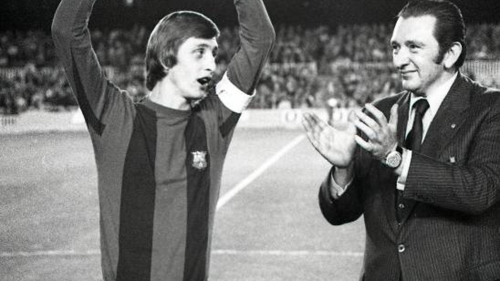 Johan Cruyff muestra un Balón de Oro en el Camp Nou.