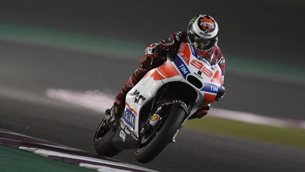 Jorge Lorenzo pilota su Ducati GP17, durante la segunda jornada de entrenamientos en Losail.