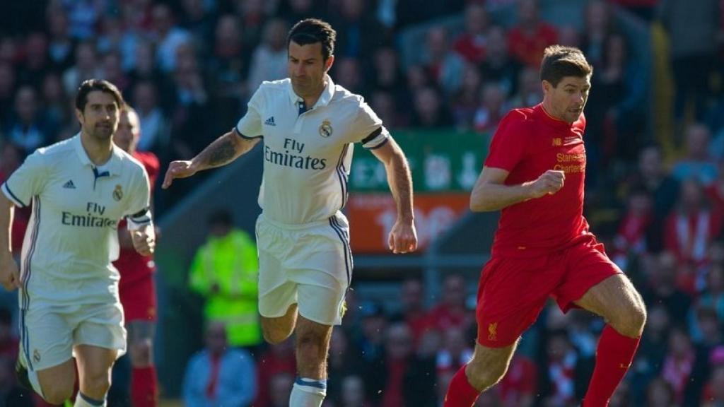 Figo, Gerrard y De la Red en el partido. Foto: Twitter (@LFC)