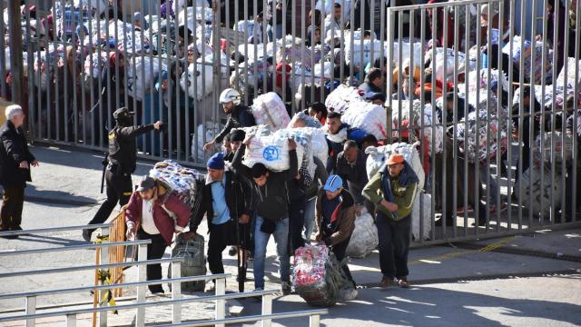 Los porteadores desbordan la frontera del Tarajal