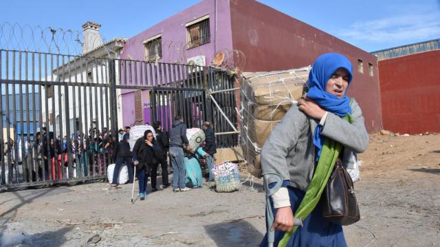 Los porteadores desbordan la frontera del Tarajal el pasado mes de marzo.