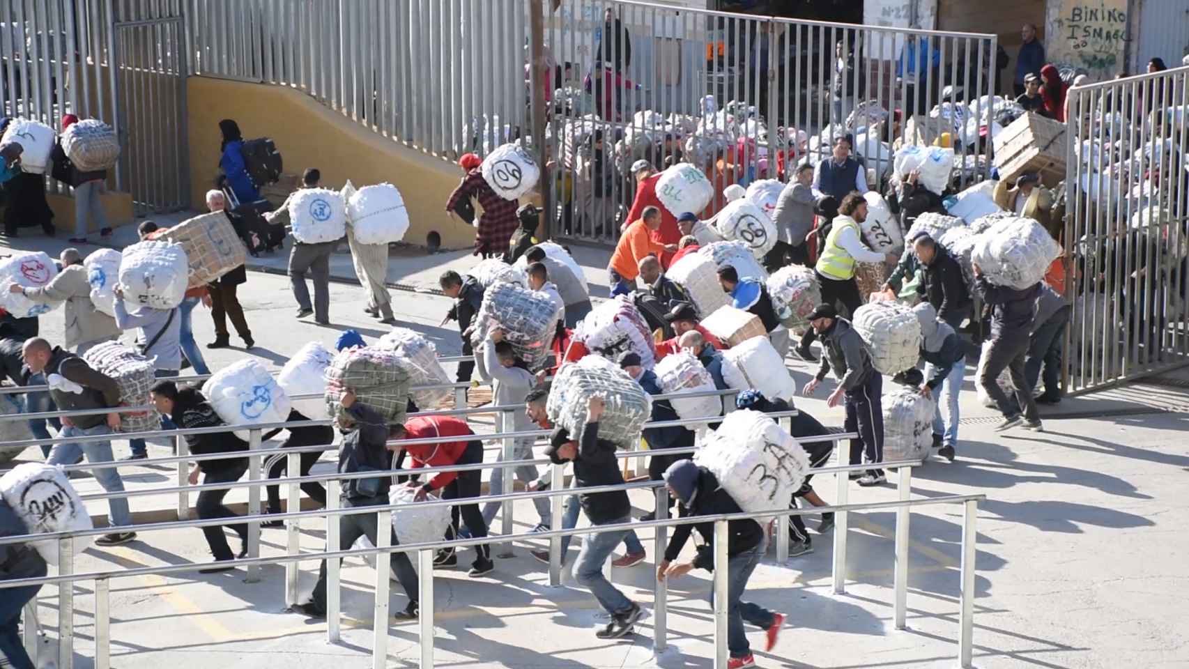 Avalancha de porteadores en Ceuta.