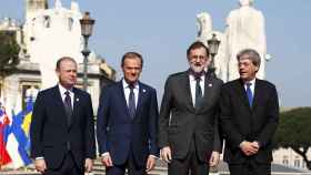Rajoy, recibido por Gentiloni, Tusk y Muscat a su llegada a la cumbre de Roma