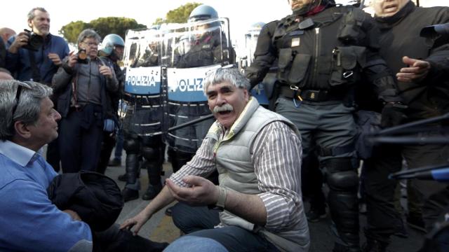 Varios manifestantes de la marcha anti UE celebrada en Roma.