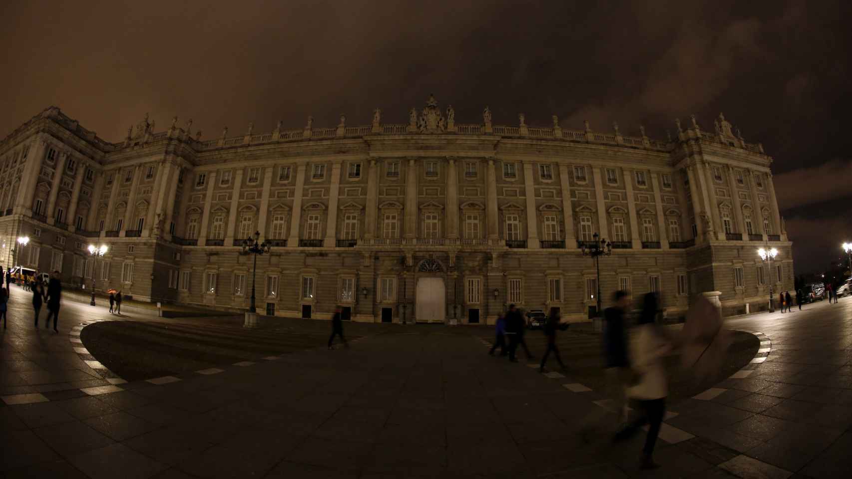 El Palacio Real de Madrid, con y sin luz.