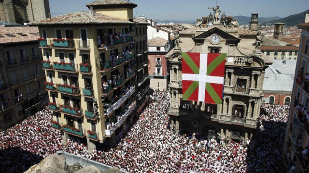 Ikurriña gigante desplegada en el chupinazo, en 2013.