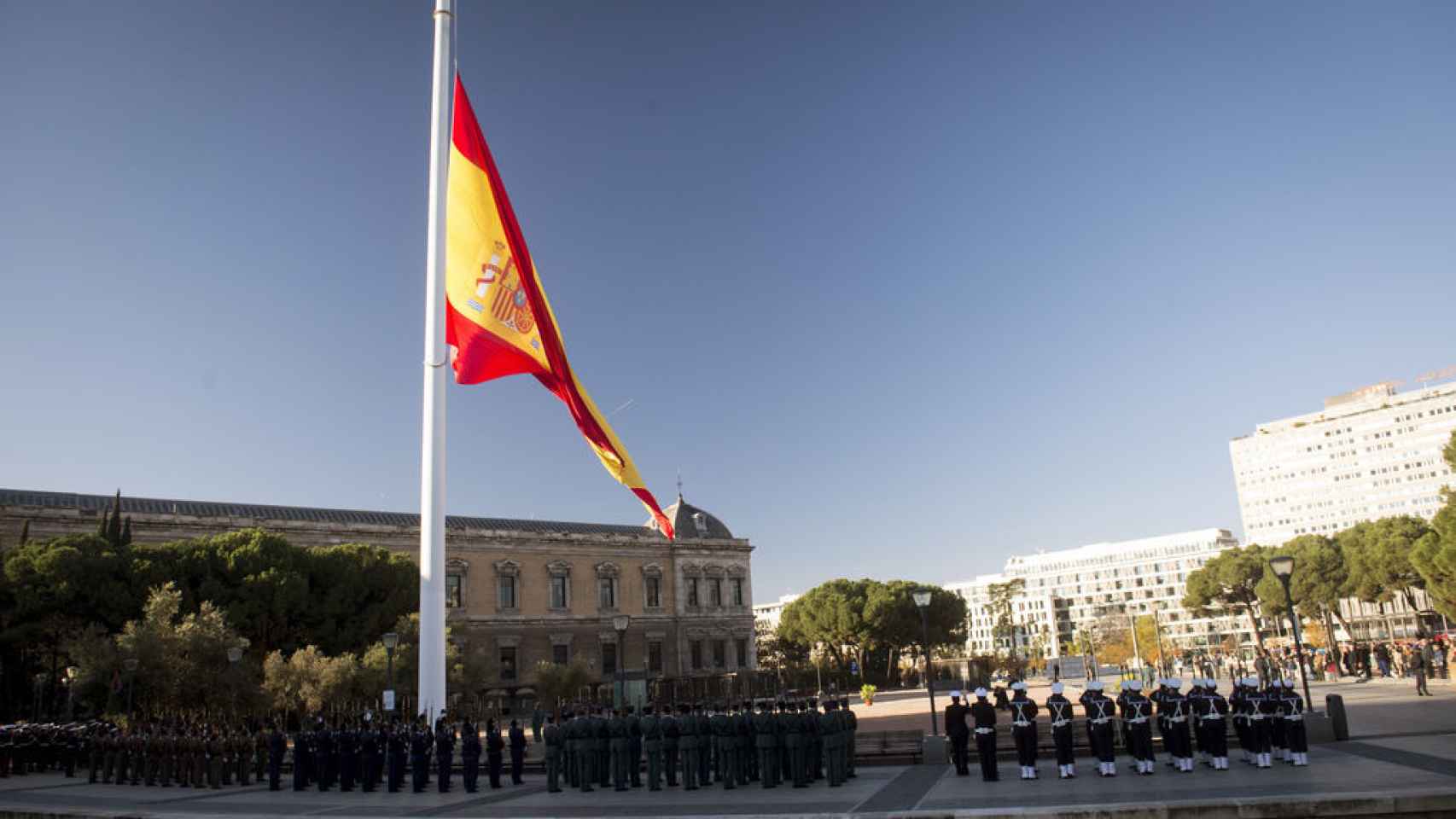 Izado de la bandera española en la plaza de Colón.