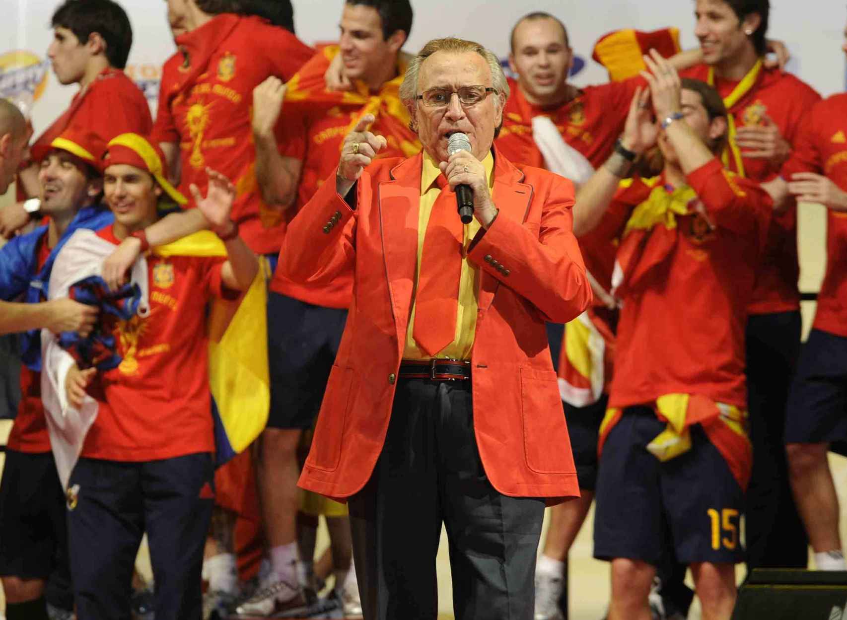 Manolo Escobar celebra el éxito de la selección de fútbol, en 2010, y canta: Y que viva España.