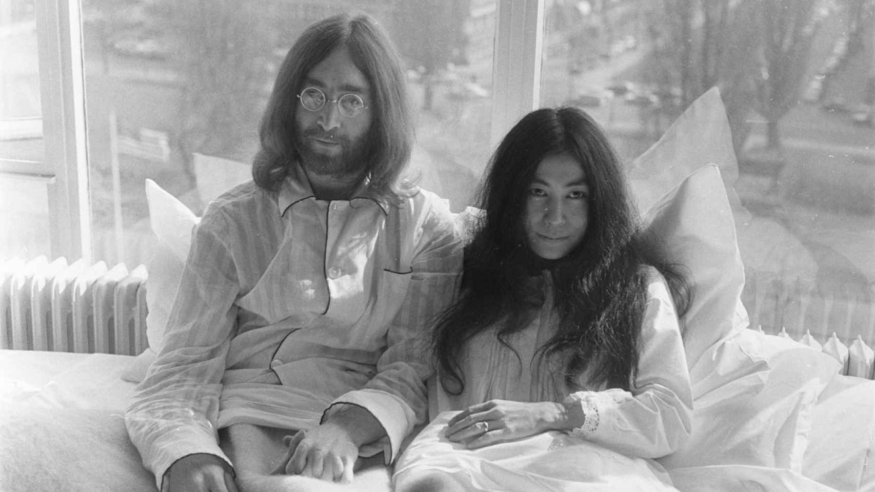 Mítica fotografía de Yoko Ono junto a John Lennon en la cama.