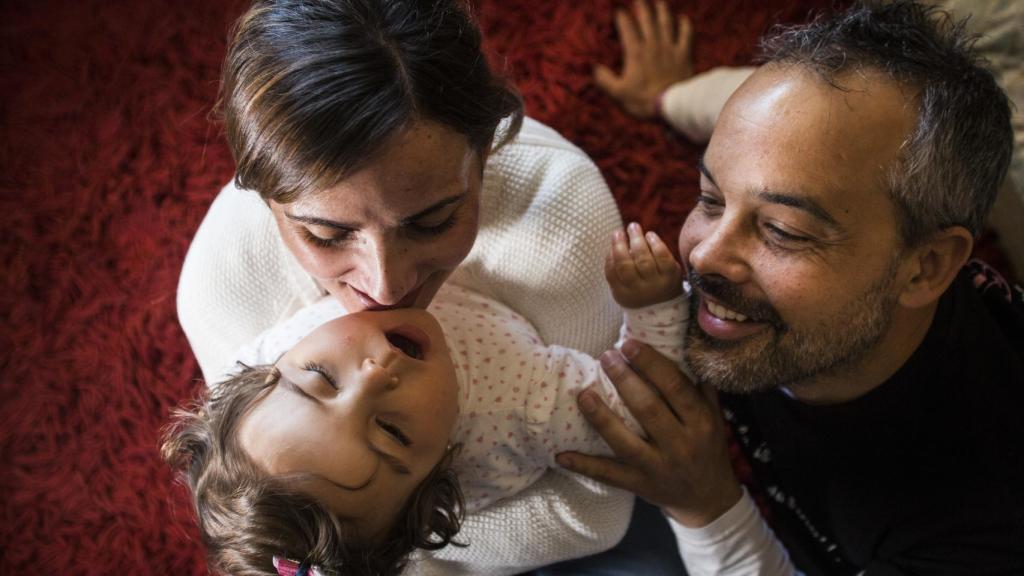 La niña ya come y respira por sí misma, algo que los médicos que le atendieron en Cádiz casi descartaron.