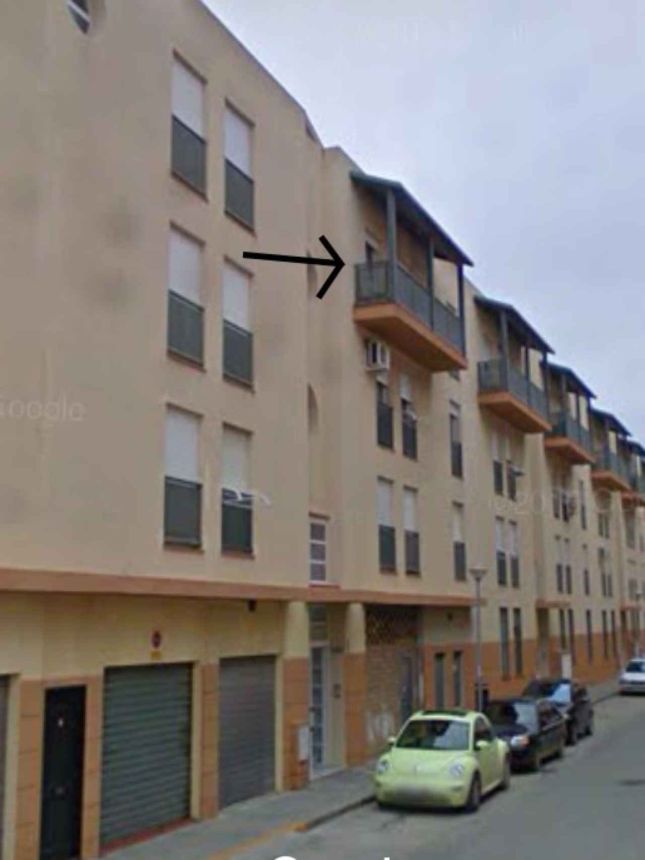 La niña cayó al vacío desde una tercera planta de este edificio en la calle Marisma de Puerto Real (Cádiz).