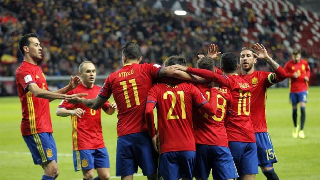 Los jugadores de la selección celebran un gol en el Molinón.