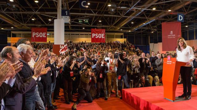 Susana Díaz, observada por las cámaras y los principales dirigentes históricos de su partido.