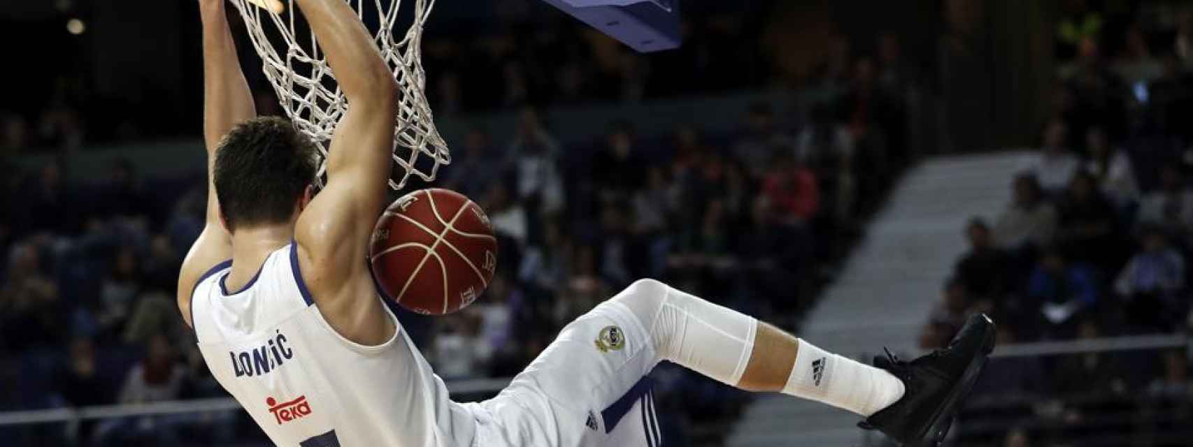 Doncic se cuelga del aro en el último partido contra Bilbao Basket.