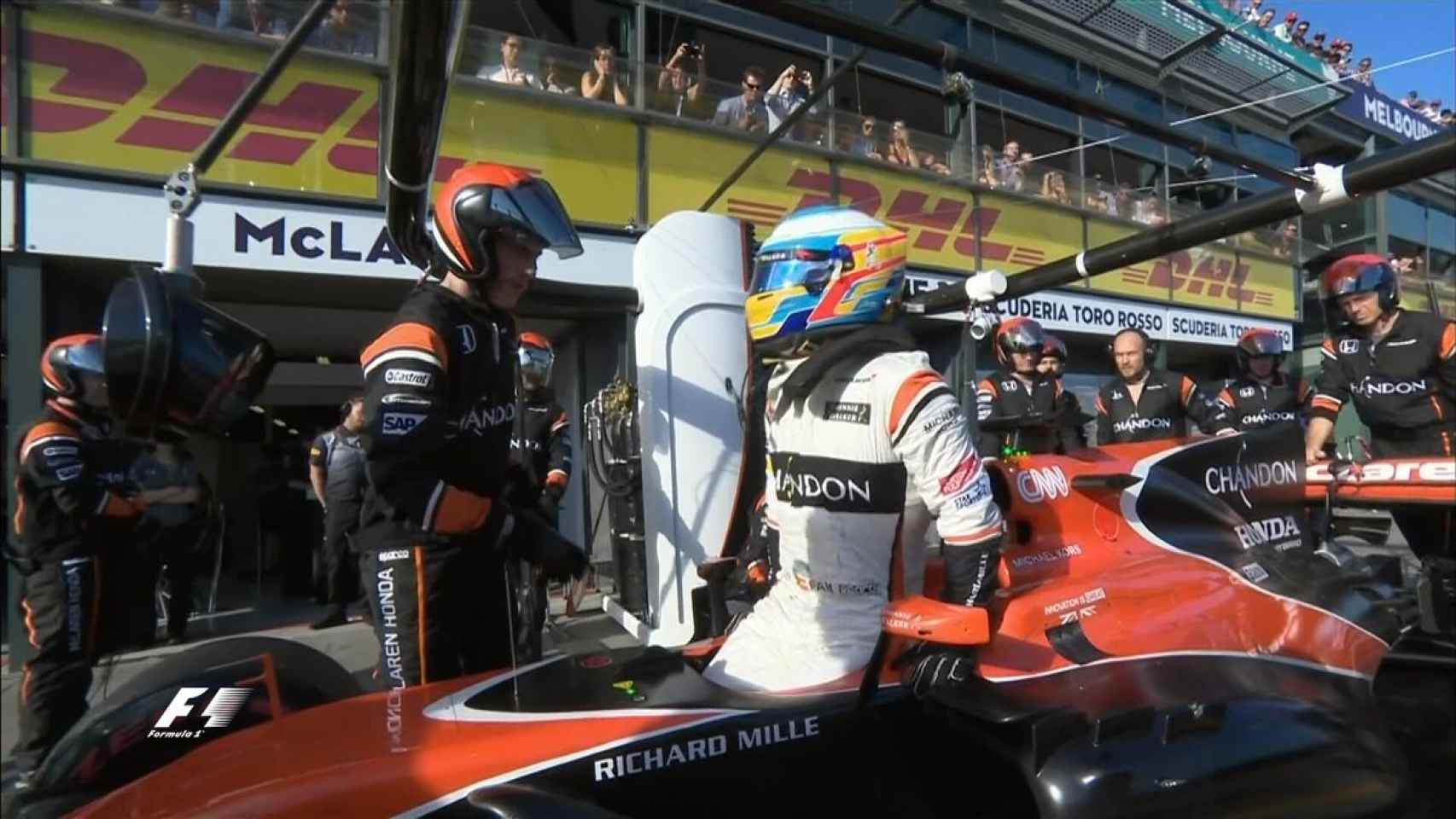 Alonso, bajando del MCL32 en Melbourne.
