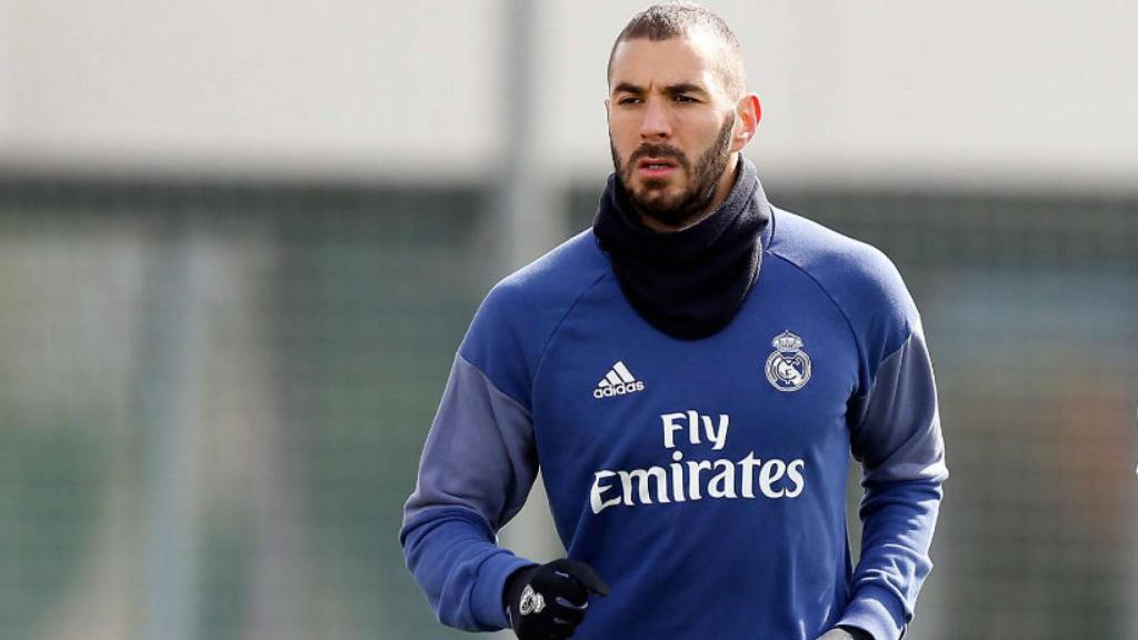 Benzema entrena al margen del grupo