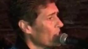 Julio Llorente cantando en el Cavern de Liverpool