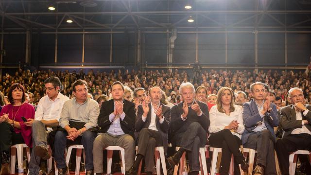 Los expresidentes del Gobierno, junto a otros referentes e históricos del PSOE.