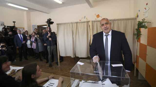 El candidato conservador, Boiko Borisov, votando este domingo en Sofía.