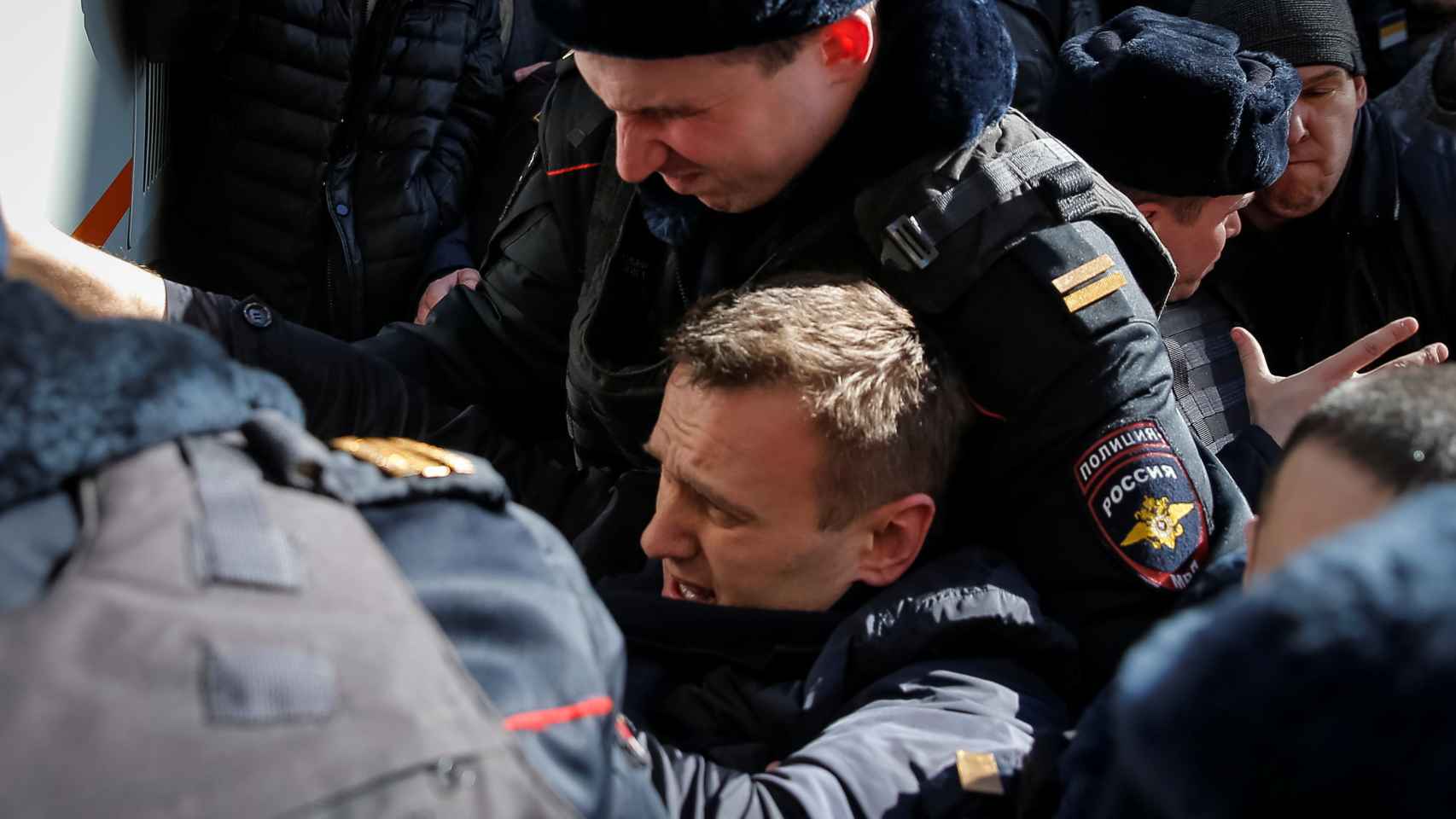 Momento en el que Navalny es detenido por la policía en Moscú