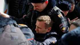 Momento en el que Navalny es detenido por la policía en Moscú