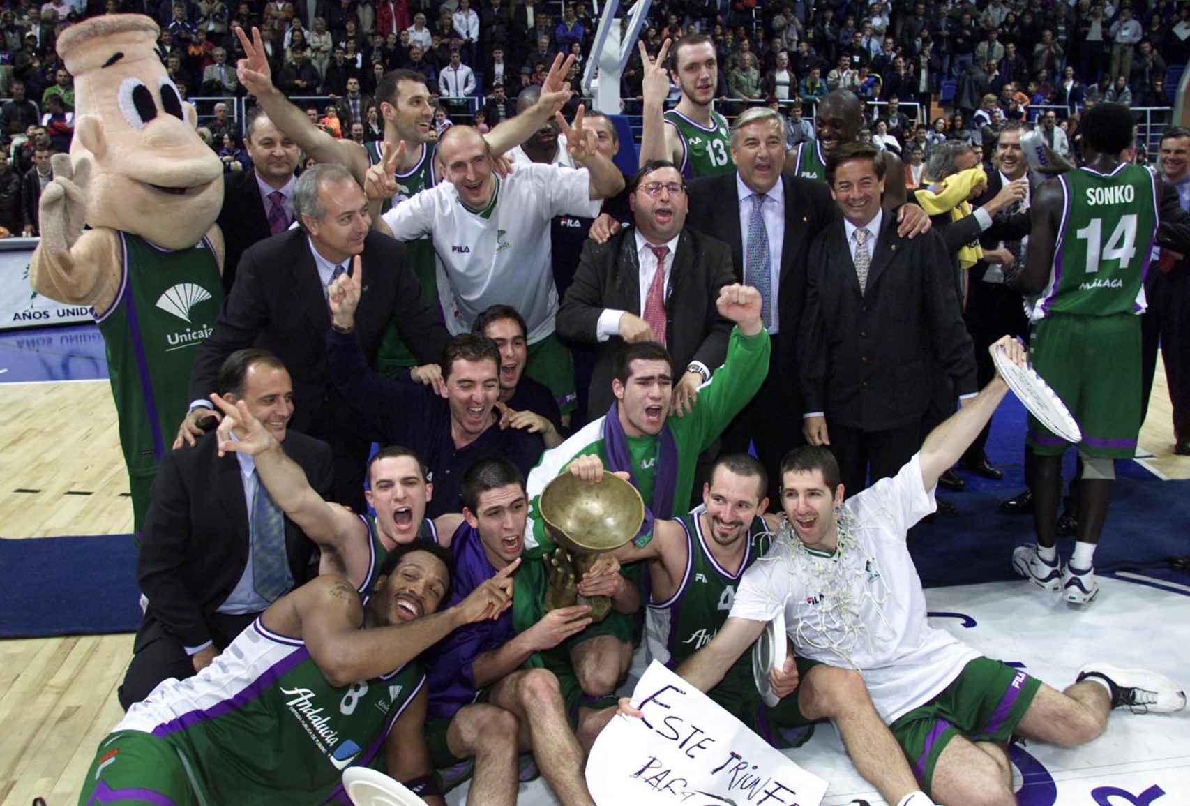 Unicaja tras ganar la Copa Korac de 2001.