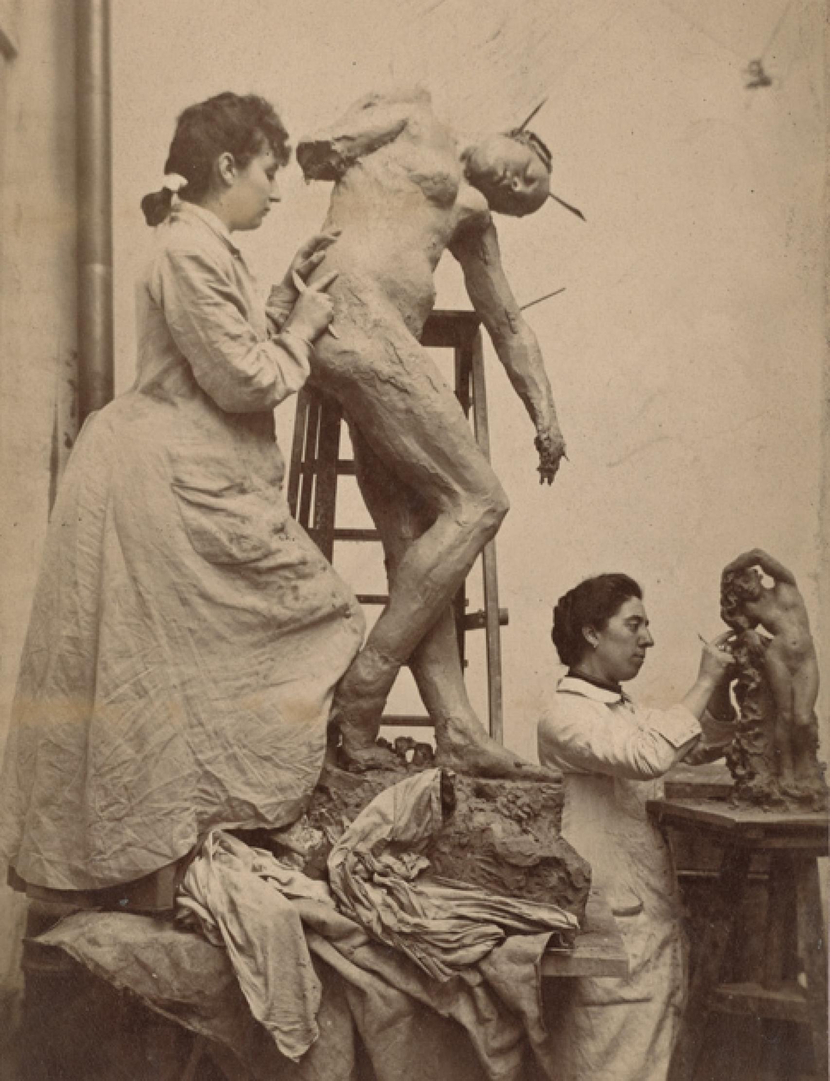 Camille Claudel trabaja en Sakountala. Detrás de ella, Jessie Lipscomb.