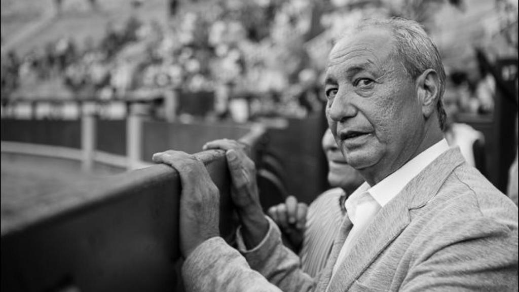 Manolo Cortés, apoyado en la barrera de Las Ventas