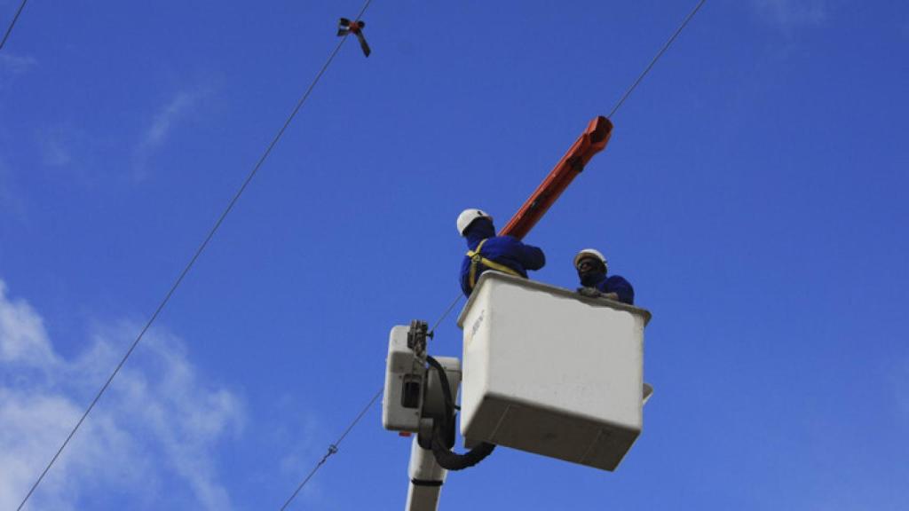 Avila-tendido-electrico-iberdrola-aves