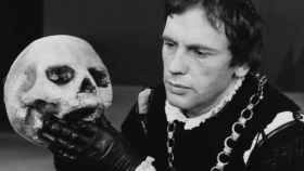 El actor Jean-Louis Trintignan interpreta a Hamlet