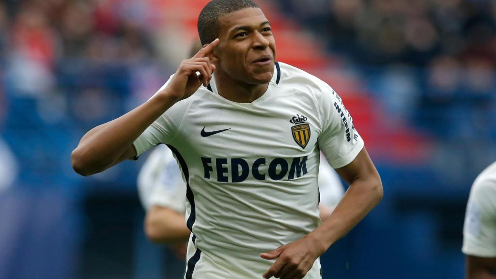 Kylian Mbappé celebra un gol con el Mónaco.